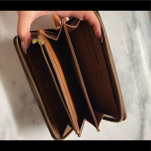 Louis Vuitton Monogram Zippy Wallet - Picture 5 of 7